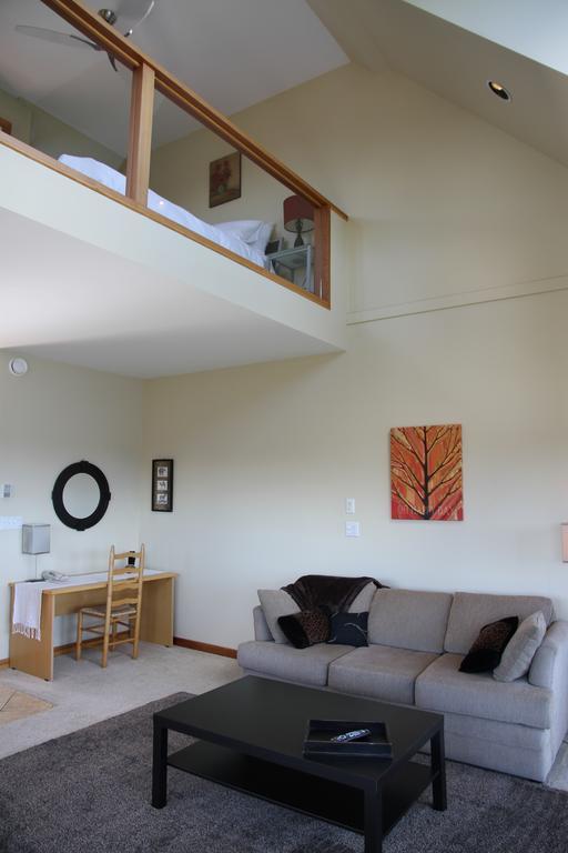 Moon Water Lodge Malahat Habitación foto