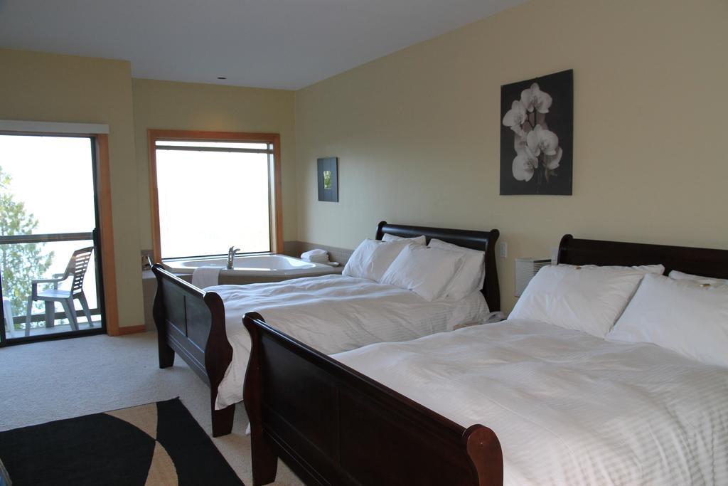 Moon Water Lodge Malahat Habitación foto