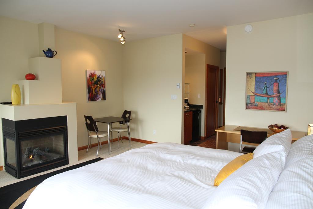 Moon Water Lodge Malahat Habitación foto