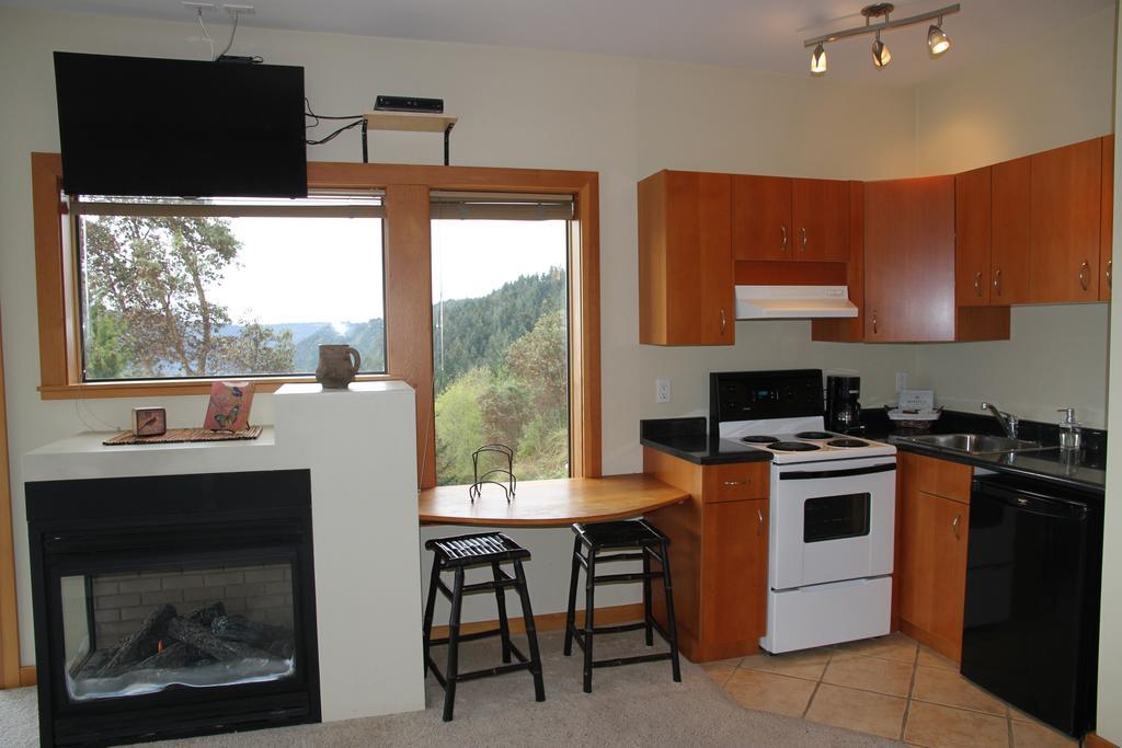 Moon Water Lodge Malahat Habitación foto