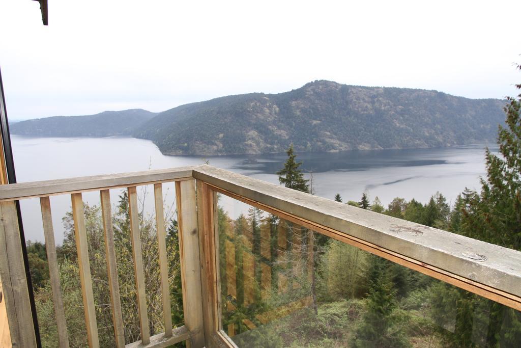 Moon Water Lodge Malahat Habitación foto