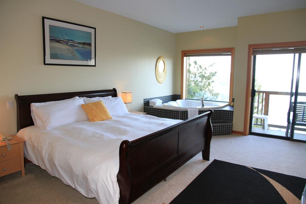 Moon Water Lodge Malahat Habitación foto