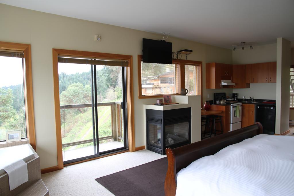 Moon Water Lodge Malahat Exterior foto